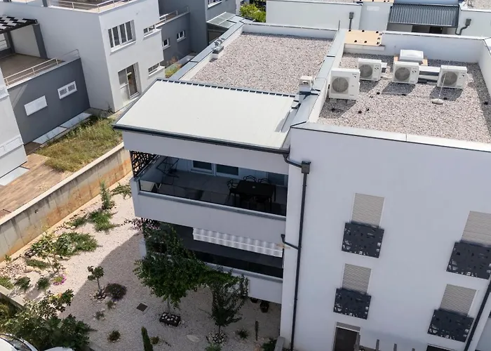 Sea Breeze Apartment *